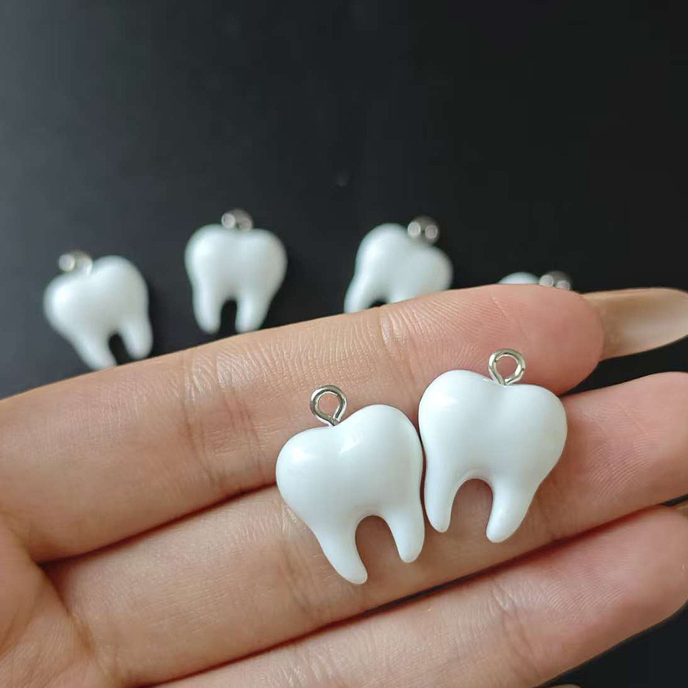 10 قطع من قلادات الأسنان الرات - مراجعة Resin Art Jewellery Kit وسعره