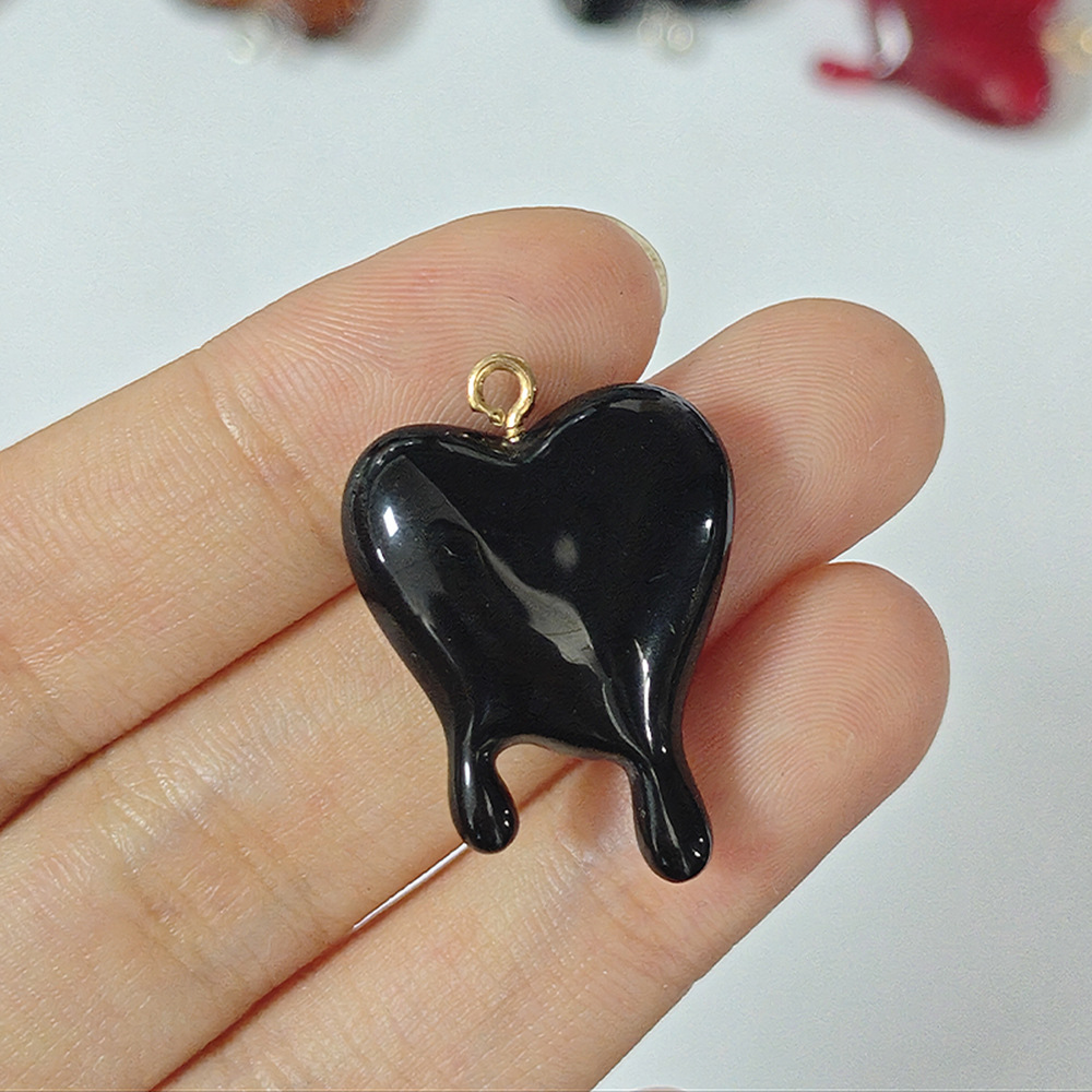 10 قطع من تعليقات الراتنج على  - مراجعة Resin Art Jewellery Kit وسعره